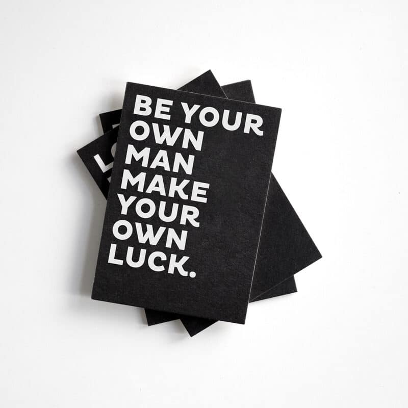 Schwarz-weiße Typo Postkarte: Be your own man, make your own luck