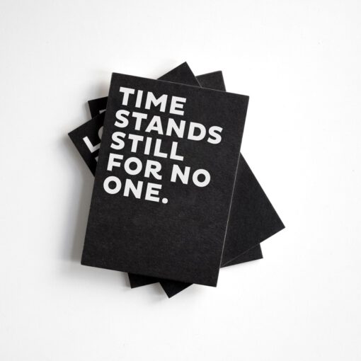 Schwarz-weiße Typo-Postkarte "Time stands still for no one"