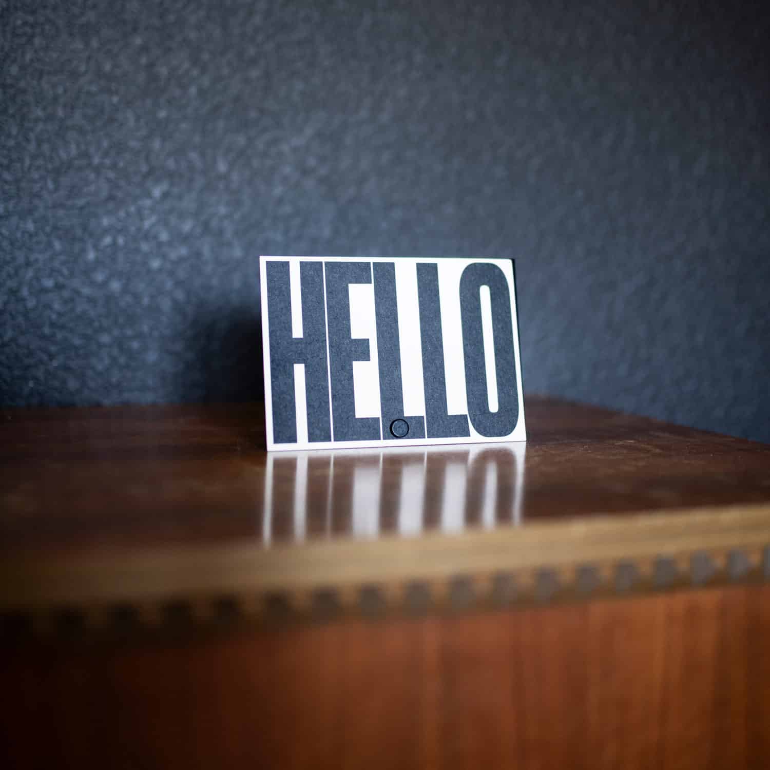 POP UP FRAME hält eine Postkarte auf einer Kommode