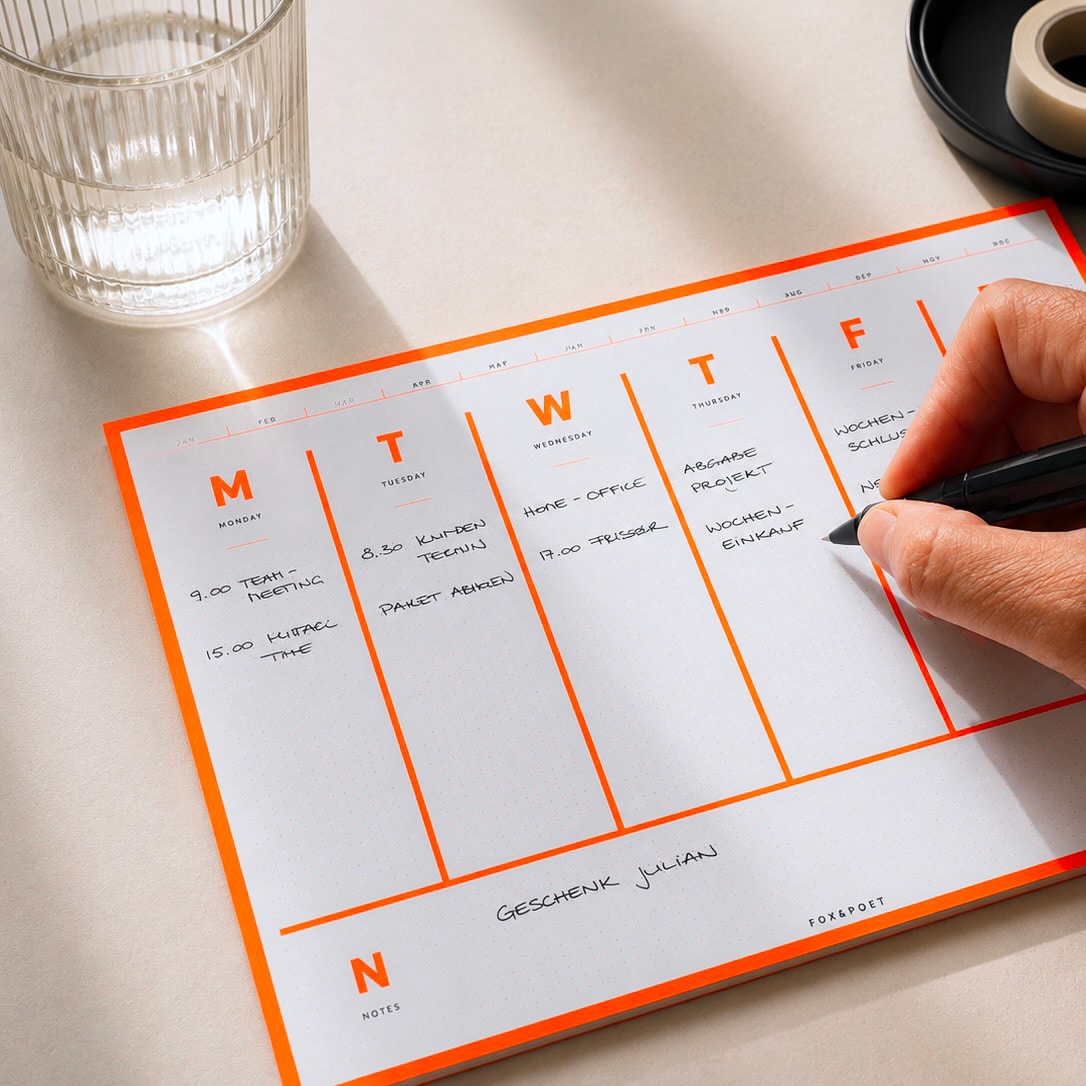 Wochenplaner neonorange von FOX&POET auf Englisch