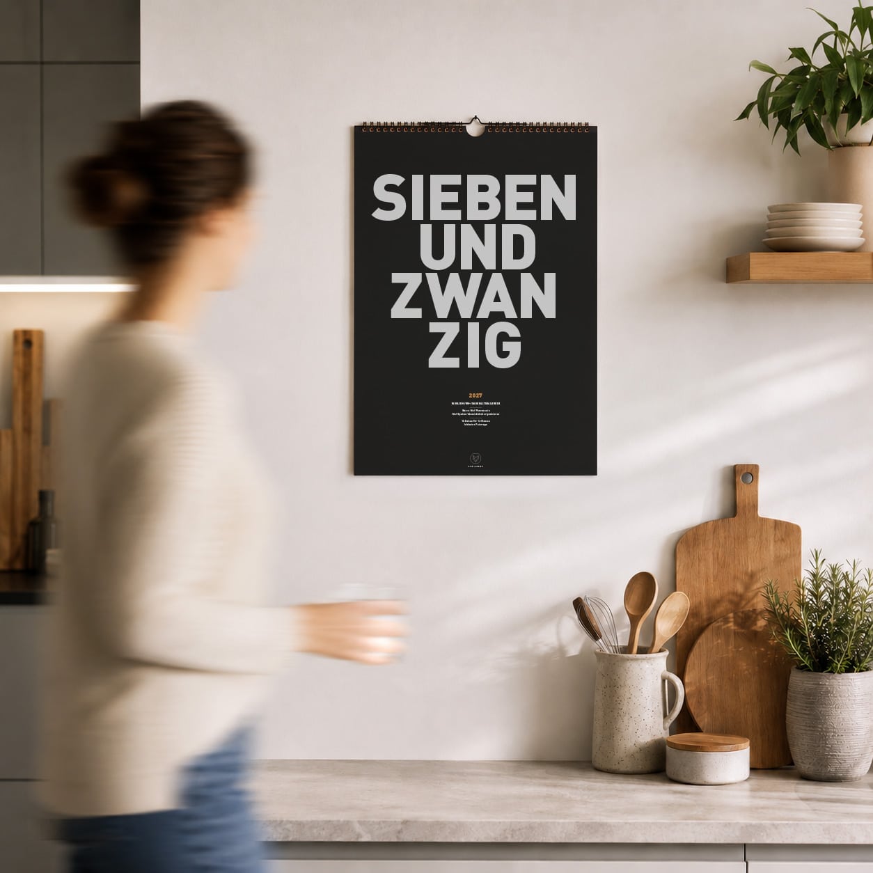 Familienkalender von FOX&POET in einer Küche an der Wand