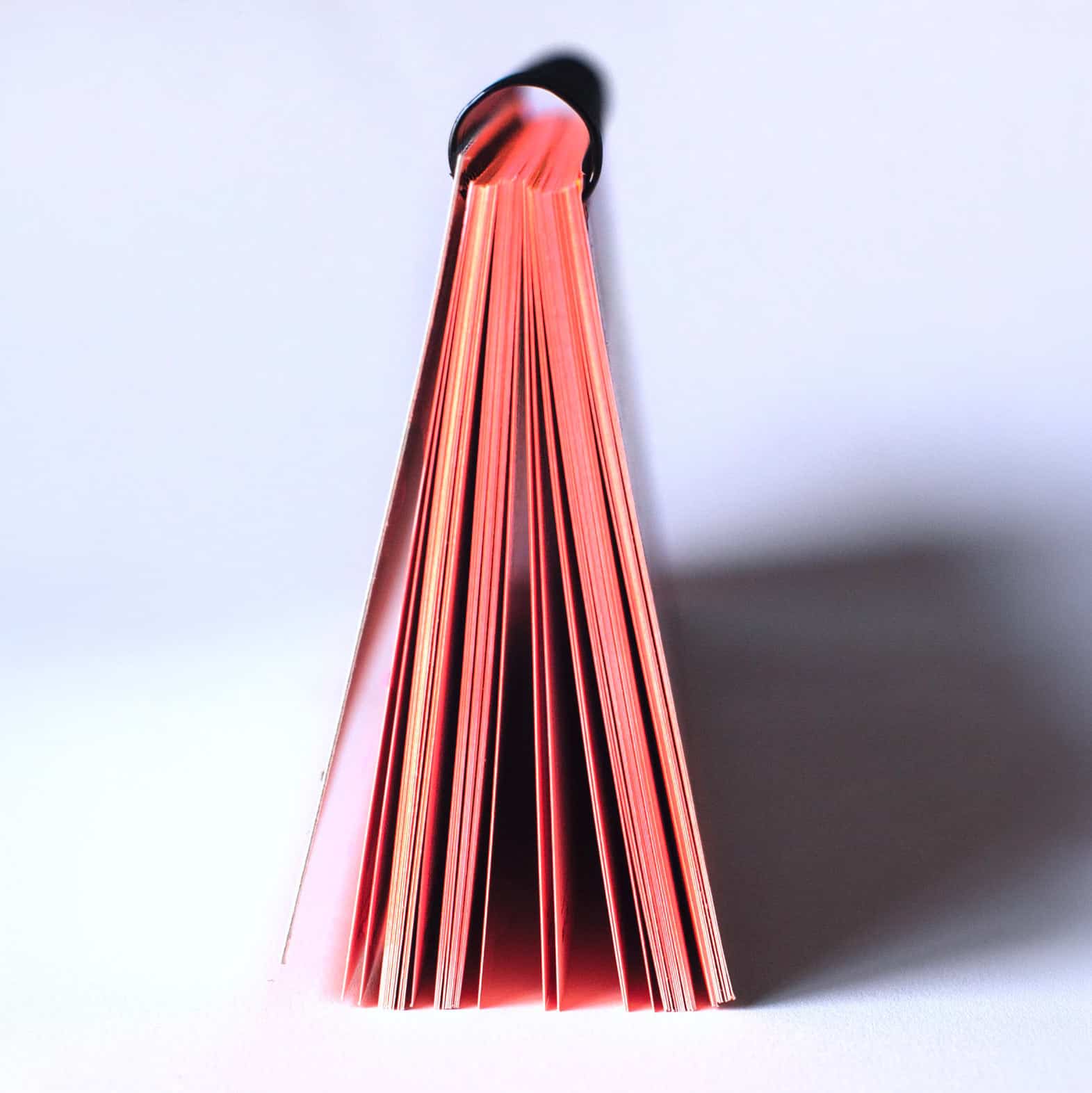 Seitenansicht Tischkalender FOX&POET schwarzweiß neon orange mit Spiralbindung