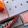 Geordneter Schreibtisch: Planer Kalender Notizblöcke Neon Fox&POET