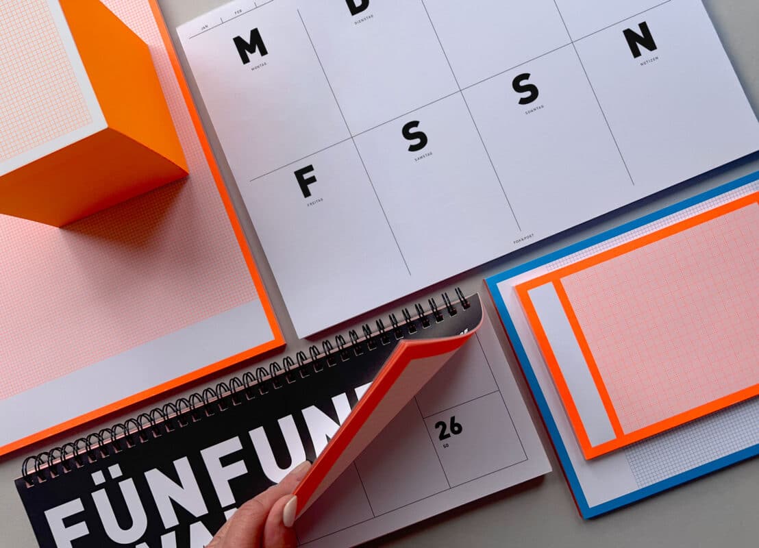 Geordneter Schreibtisch: Planer Kalender Notizblöcke Neon Fox&POET