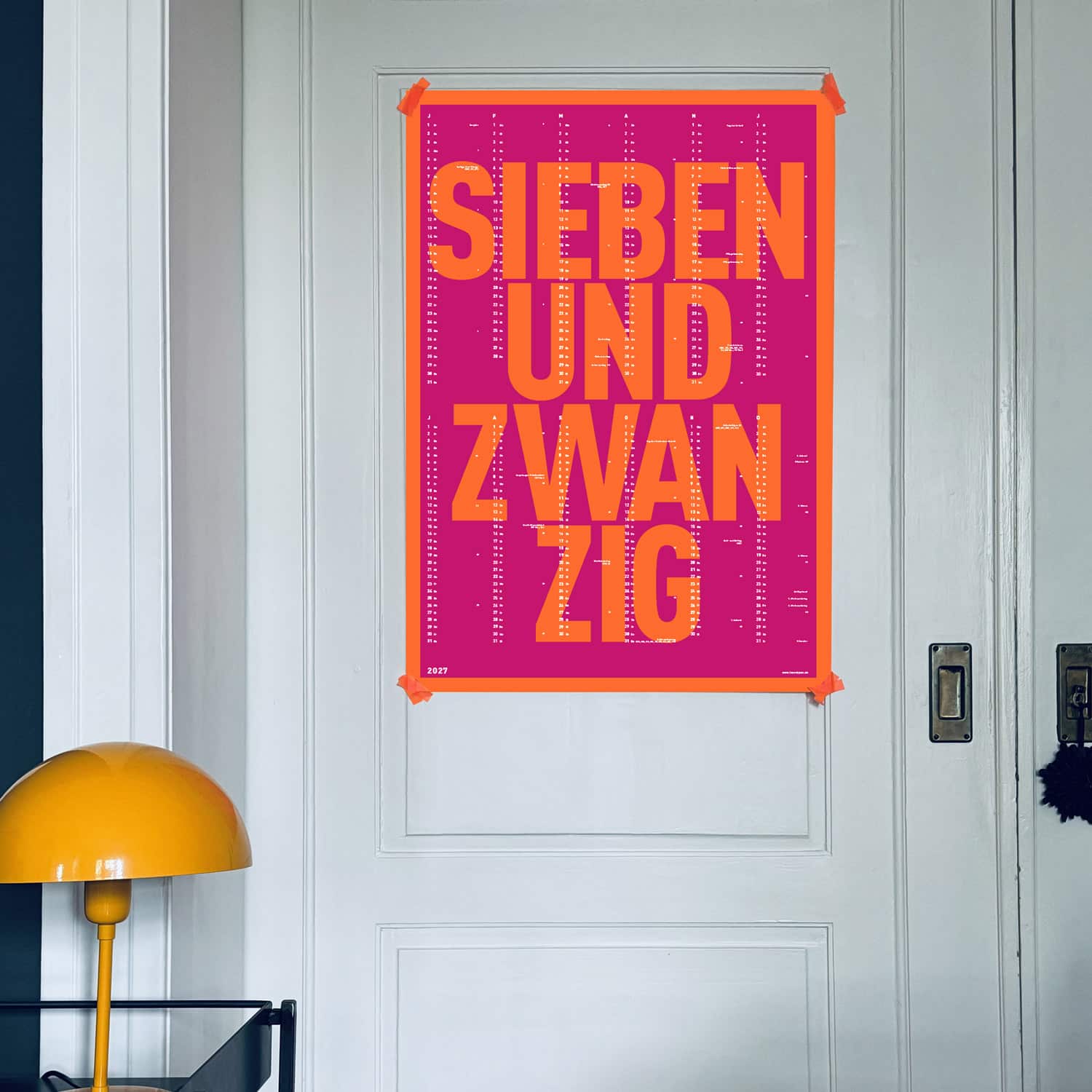 neon Wandkalender 2027 Neonorange Pink an weißer Tür, foxandpoet
