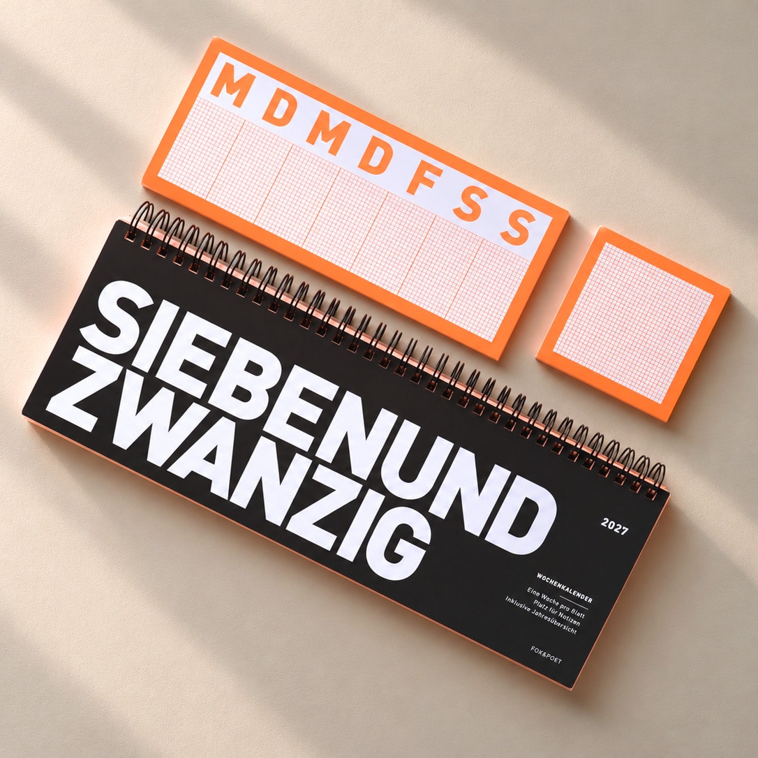 Aufgeschlagener Tischkalender mit Selbstklebendem Wochenplaner und Haftnotizen