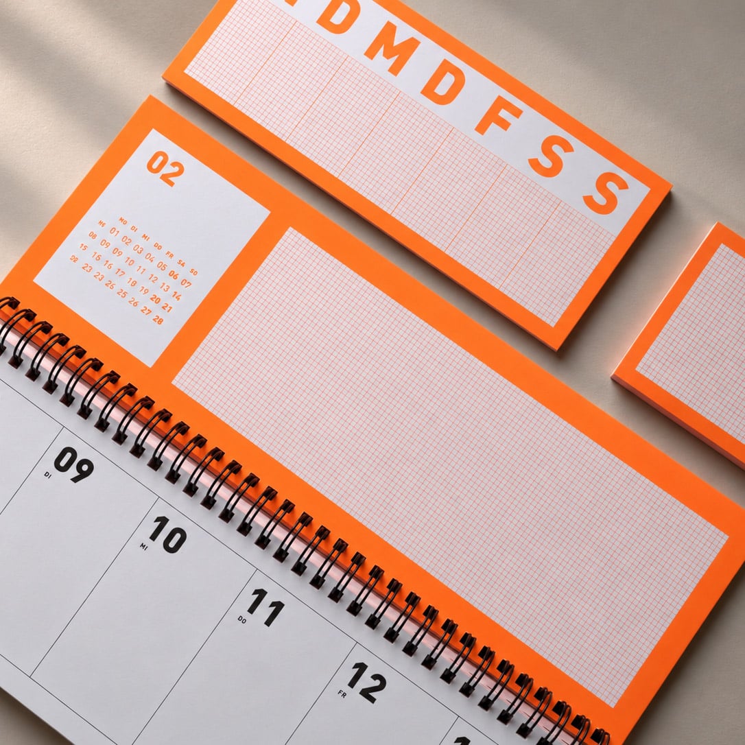 Aufgeschlagener Tischkalender mit Selbstklebendem Wochenplaner und Haftnotizen